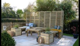 صفاء الفناء: ملاذ هادئ مع راحة الحديقة