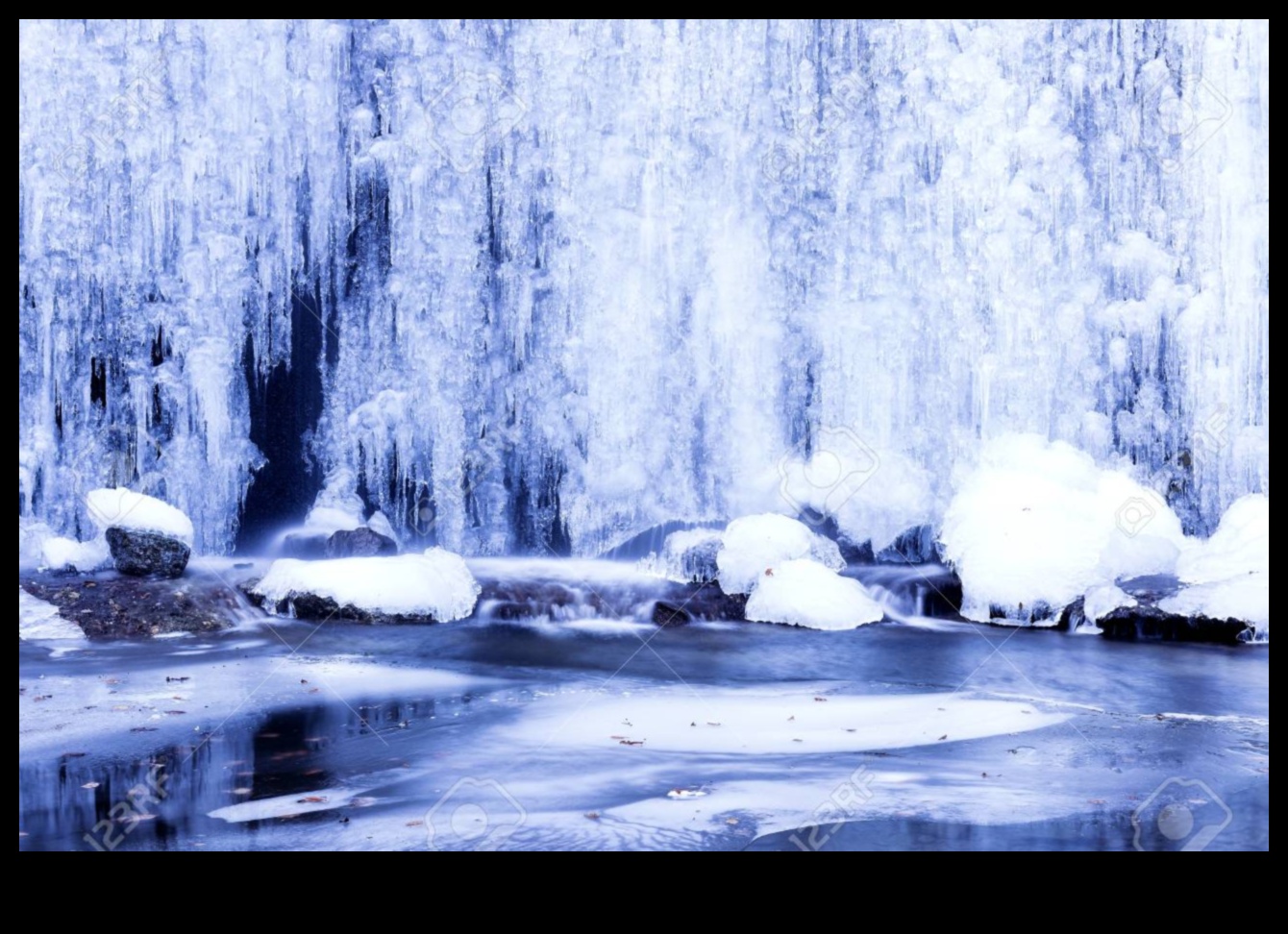 تعويذة الشتاء: المناظر الطبيعية الساحرة المغطاة بالثلوج
