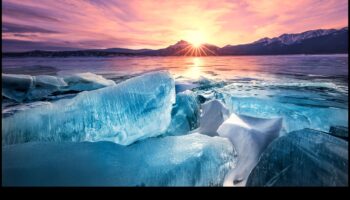 تعويذة الشتاء: المناظر الطبيعية الساحرة المغطاة بالثلوج