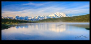 مرايا الهدوء: استكشاف البحيرات والبرك